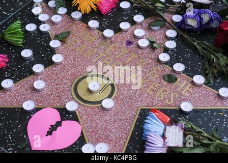 Los Angeles, California, Stati Uniti. 2 Ott 2017. Fiori e candele sono collocate presso la stella Hollywood Walk of Fame di Tom Petty a Los Angeles, lunedì 2 ottobre 2017. Tom Petty, il cantante-compositore senza pretese e laborioso di Los Angeles la cui band The Heartbreakers rimase fedele alle sue radici rock classico anche se decenni di stili e fad musicali fugaci, era vicino alla morte oggi dopo un apparente attacco cardiaco. Credit: Ringo Chiu/ZUMA Wire/Alamy Live News Foto Stock