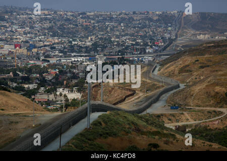 Otay Mesa, CA, Stati Uniti d'America. 8 giugno, 2017. vista degli Stati Uniti-Messico frontiera, guardando ad ovest, in Otay Mesa, CA giovedì 8 giugno 2017. Credito: sabbia huffaker/zuma filo/alamy live news Foto Stock