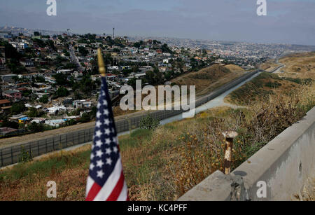 Otay Mesa, CA, Stati Uniti d'America. 8 giugno, 2017. vista degli Stati Uniti-Messico frontiera, guardando ad ovest, in Otay Mesa, CA giovedì 8 giugno 2017. Credito: sabbia huffaker/zuma filo/alamy live news Foto Stock