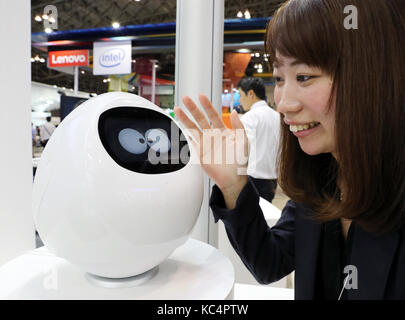 Chiba, Giappone. 2 ottobre, 2017. Giappone electronics giant nec il dipendente dimostra un ai robot whch riconoscere voci umane e identificare le persone registrate a premere anteprima del ceatec electronics trade show di Chiba il lunedì, 2 ottobre 2017. alcuni 660 compagnie e organizzazioni da 23 Paesi presenteranno le loro ultime tecnologie dal 3 ottobre al 6 ottobre. Credito: yoshio tsunoda/aflo/alamy live news Foto Stock