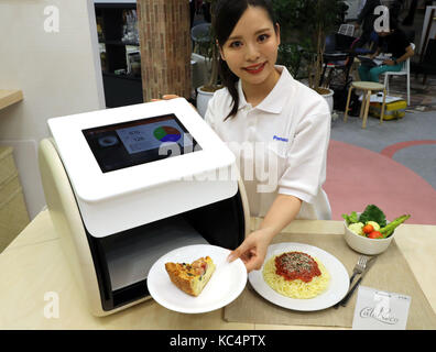 Chiba, Giappone. 2 ottobre, 2017. Giappone electronics gigante Panasonic visualizza un alimento contenuto calorico checker 'calorieco' che è in grado di misurare le calorie e i tre principali elementi nutritivi nei pasti con la casella in corrispondenza di una pressa di anteprima del ceatec electronics trade show di Chiba il lunedì, 2 ottobre 2017. alcuni 660 compagnie e organizzazioni da 23 Paesi presenteranno le loro ultime tecnologie dal 3 ottobre al 6 ottobre. Credito: yoshio tsunoda/aflo/alamy live news Foto Stock