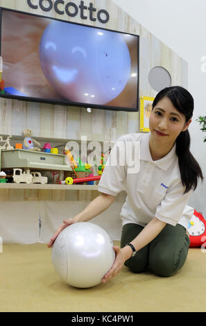 Chiba, Giappone. 2 ottobre, 2017. Giappone electronics gigante Panasonic visualizza una sferica robot sociale "cocotto' per comunicare per neonati con il suo volto e voce ad una anteprima di stampa del ceatec electronics trade show di Chiba il lunedì, 2 ottobre 2017. alcuni 660 compagnie e organizzazioni da 23 Paesi presenteranno le loro ultime tecnologie dal 3 ottobre al 6 ottobre. Credito: yoshio tsunoda/aflo/alamy live news Foto Stock