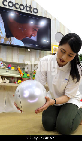 Chiba, Giappone. 2 ottobre, 2017. Giappone electronics gigante Panasonic visualizza una sferica robot sociale "cocotto' per comunicare per neonati con il suo volto e voce ad una anteprima di stampa del ceatec electronics trade show di Chiba il lunedì, 2 ottobre 2017. alcuni 660 compagnie e organizzazioni da 23 Paesi presenteranno le loro ultime tecnologie dal 3 ottobre al 6 ottobre. Credito: yoshio tsunoda/aflo/alamy live news Foto Stock