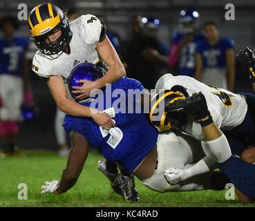 West Palm Beach, Florida, Stati Uniti d'America. 2 Ottobre, 2017. Boca Raton linebacker Hannah Pratt (30) record a combattere contro lo spagnolo river running back Sam Burton (5) durante il quarto trimestre della classe 8un quartiere gioco tra Boca Raton e fiume spagnolo. Il solo elemento femmina del suo team, Pratt realizzato Palm Beach County storia come la prima donna di alta scuola player per registrare un in-game affrontare. Boca Raton sconfitto fiume spagnolo 14-7. Credito: Andres Leiva/Palm Beach post/ZUMA filo/Alamy Live News Foto Stock