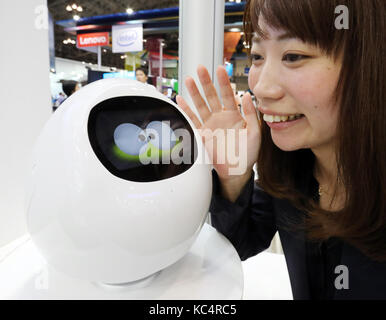 Chiba, Giappone. 2 ottobre, 2017. Giappone electronics giant nec il dipendente dimostra un ai robot whch riconoscere voci umane e identificare le persone registrate a premere anteprima del ceatec electronics trade show di Chiba il lunedì, 2 ottobre 2017. alcuni 660 compagnie e organizzazioni da 23 Paesi presenteranno le loro ultime tecnologie dal 3 ottobre al 6 ottobre. Credito: yoshio tsunoda/aflo/alamy live news Foto Stock