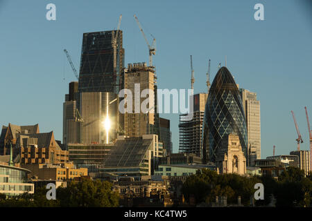 Londra, Regno Unito. Il 3 ottobre 2017. luce di sole riflette sul grattacielo cheesegrater durante il cielo azzurro e soleggiato a Londra questa mattina. Credito: vickie flores/alamy live news Foto Stock