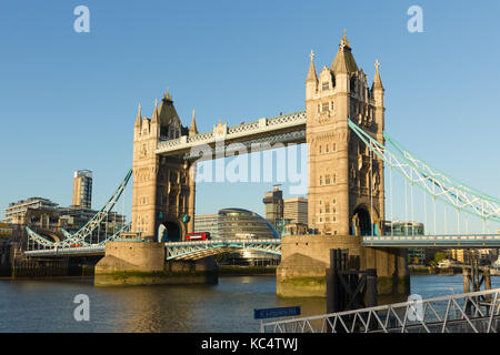 Londra, Regno Unito. Il 3 ottobre 2017. cielo azzurro e sole dietro il Tower Bridge sul fiume Tamigi a Londra questa mattina. Credito: vickie flores/alamy live news Foto Stock