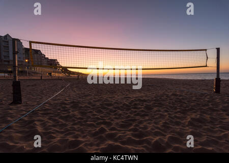 Sunrise on Boscombe Pier, Bournemouth, Dorset, UK, 3rd ottobre 2017 con rete di pallavolo. Foto Stock