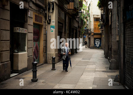 Barcellona, Spagna. 03 ott 2017. Un uomo cammina attraverso un libere Street dove i negozi rimangono chiusi a causa di uno sciopero generale nel quartiere di El Born a Barcellona, Spagna, 03 ottobre 2017. Dopo il referendum controcersial in Catalogna, il governo regionale di puigdemont si prepara per la secessione dalla Spagna, secondo le proprie rivendicazioni. Credito: dpa picture alliance/alamy live news Foto Stock