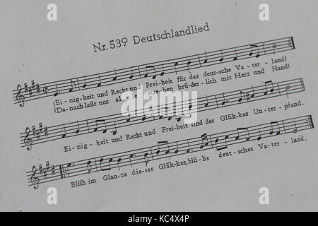 Un foglio di musica con il 'deutschlandlied' (lit. canzone della Germania), fotografato in occasione dell'unità tedesca giorno sul Brocken, Germania, 03 ottobre 2017. foto: Matthias bein/dpa-zentralbild/dpa Foto Stock