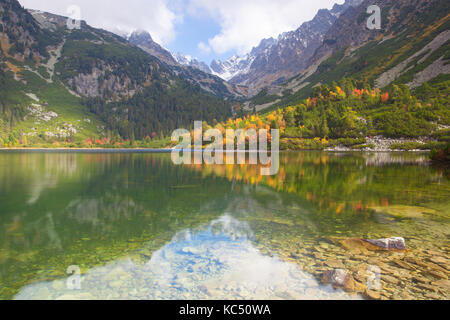 Paesaggio autunnale su popradské pleso. Slovacchia. Si tratta di un lago di montagna di origine glaciale situato nei monti Tatra, Slovacchia Foto Stock