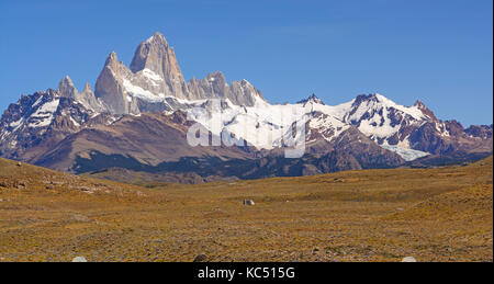 Monte Fitz Roy in una giornata di sole vicino a El Chalten in Argentina Foto Stock