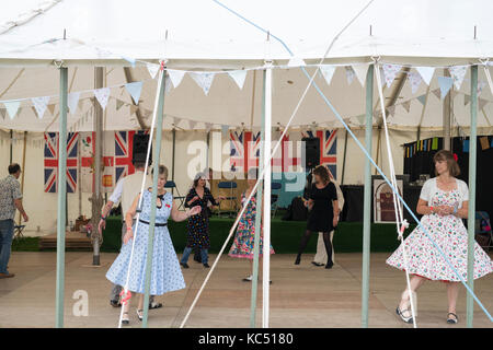 La gente ballare nella danza vintage tenda a Malvern autunno mostra, Worcestershire, Regno Unito Foto Stock