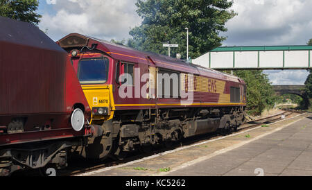 Un db cargo treno di sabbia a helsby stazione ferroviaria hsb trainato da una classe 66 locomotiva diesel Foto Stock