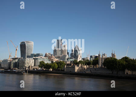 Lo skyline di Londra vista lungo il Tamigi Foto Stock