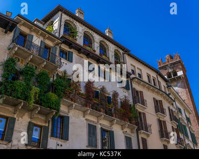 La facciata della casa in piazza delle erbe, Verona, veneto, Italia, Europa Foto Stock