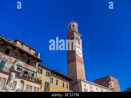 Torre dei Lamberti sulla piazza piazza delle erbe, Verona, veneto, Italia, Europa Foto Stock