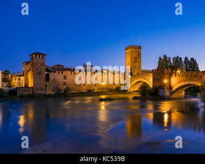 Ponte Scaligero o di Castelvecchio ponte sopra il fiume Adige, di notte, Castelvecchio, Verona, veneto, Italia, Europa Foto Stock