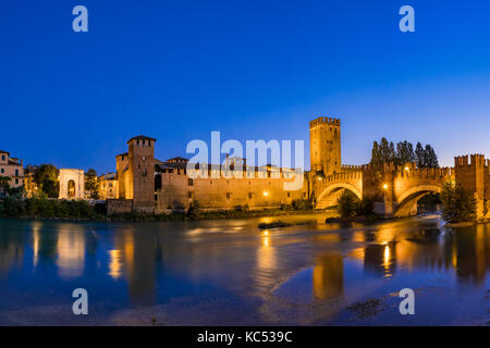 Ponte Scaligero o di Castelvecchio ponte sopra il fiume Adige, di notte, Castelvecchio, Verona, veneto, Italia, Europa Foto Stock