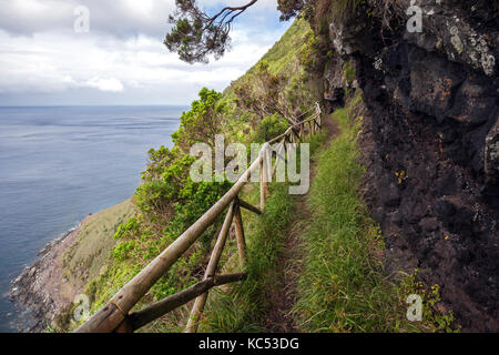 Sentiero escursionistico sulla costa sud vicino faja de lopo vaz, isola di Flores, Azzorre, Portogallo Foto Stock