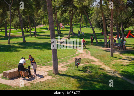 Turia giardino Valencia, vista di persone a piacere nel parco del fiume Jardines del Turia una Domenica mattina in estate, Valencia, Spagna. Foto Stock