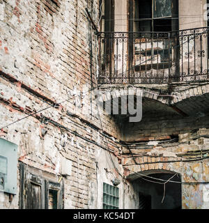 Parte della facciata della vecchia casa, con pareti di mattoni, edifici rurali, Novi Sad Serbia Foto Stock