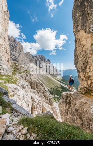 Escursionista in gruppo rosegarden, Dolomiti, Alto Adige, Trentino-alto adige, italia Foto Stock