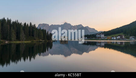 Lago di Misurina al tramonto, dietro la clinica medica istituto pio xii, sorapis gruppo montuoso, Dolomiti, Alto Adige, Bolzano, Italia Foto Stock