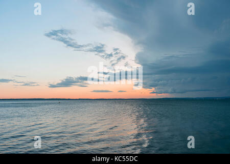 Sunset, nuvoloso meteo sul lago di garda, veneto, veneto, veneto, Italia Foto Stock