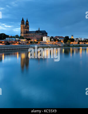 Magdeburger dom al fiume Elbe, crepuscolo, di Magdeburgo, LA SASSONIA-ANHALT, Germania Foto Stock