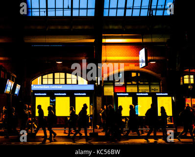 Silhouette di passeggero, ora di punta alla stazione centrale di Amsterdam, Paesi Bassi Foto Stock