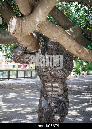 Statua di metallo di Atlas gomero di sollevamento de la Recoleta tree, Recoleta, Buenos Aires, Argentina Foto Stock