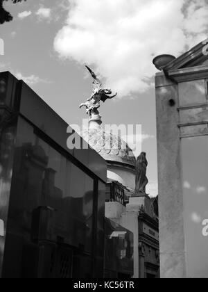 Statua di cattolica presso la Recoleta cimitero, Buenos Aires, Argentina Foto Stock