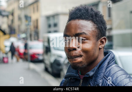 Un rifugiato nigeriano in posa per una foto di Milano, Italia. Il suo soprannome è 'elvis'. Europa undergroing è una crisi di rifugiati. Foto Stock