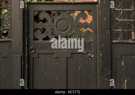 Un vecchio "tradesmens ingresso gate" sulla strada di blenheim in Bedford Park, Chiswick, London, Regno Unito Foto Stock