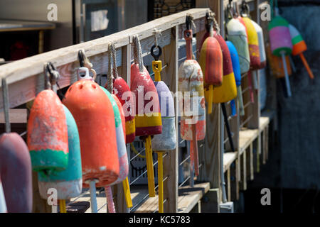 Aragosta bouys trap sono appesi come decortion su una ringhiera in Port Clyde, Maine. Foto Stock