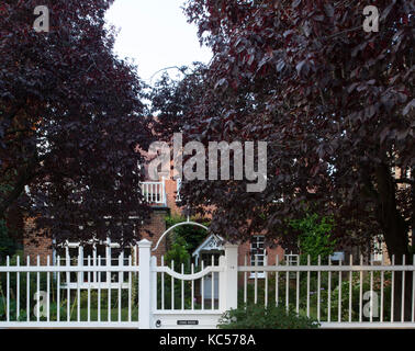 Una palizzata di gate e recinzione in parte anteriore della prima casa a 1a blenheim Road, Bedford park, london, Regno Unito Foto Stock