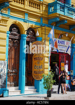 Museo giallo edificio su Caminito, La Boca, Buenos Aires, Argentina Foto Stock