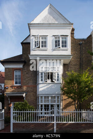 Un segno distintivo di tall arti e mestieri casa di stile a 1 blenheim road in Bedford Park, Chiswick, London, Regno Unito Foto Stock