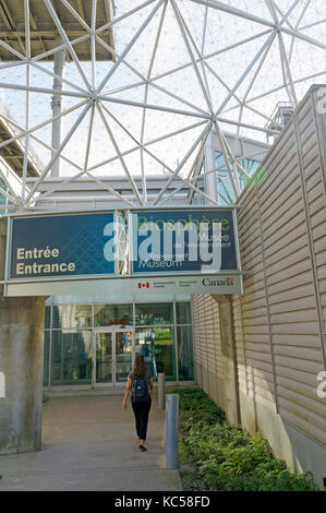 Donna di entrare nella Riserva della Biosfera di Montreal Museo di ambiente nel Parc Jean Drapeau, Ile Sainte-Helene, Montreal, Quebec, Canada Foto Stock