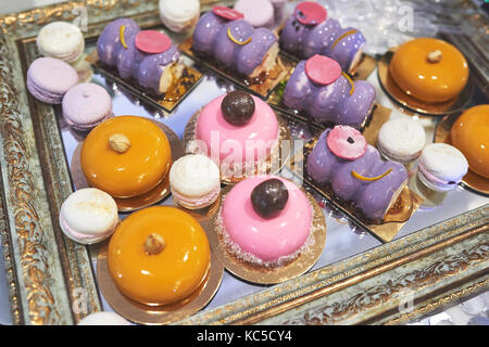 Colorate deliziosi biscotti e torte sul matrimonio candy bar. Foto Stock