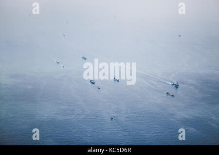 Le navi in stretto di Singapore dalla altezza. navi rimanere sul dispositivo di ancoraggio e di attendere il loro turno per entrare in un porto per lo scarico o il caricamento Foto Stock
