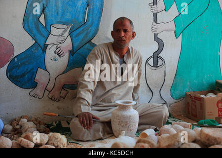 Gli uomini, i lavoratori in una fabbrica di alabastro di Luxor, Africa, Egitto, Foto Stock