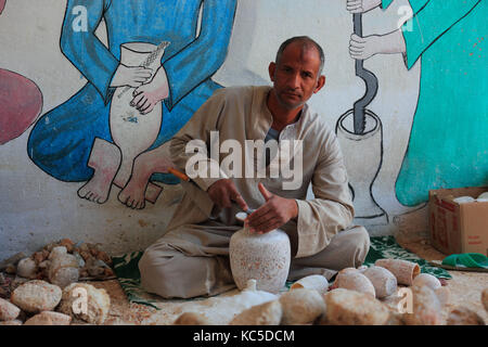 Gli uomini, i lavoratori in una fabbrica di alabastro di Luxor, Africa, Egitto, Foto Stock