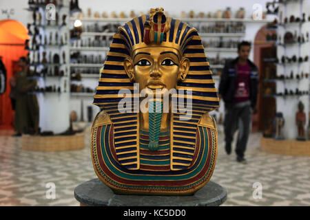Tutankhamon la morte di replica della maschera in una fabbrica di alabastro di Luxor, Egitto Foto Stock