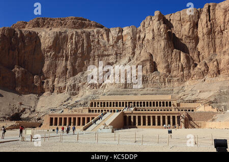 Il tempio mortuario della prima donna faraone Hatshepsut, il tempio di Hatshepsut a Deir el-Bahari sulla sponda ovest del Nilo a Tebe, Africa, Egitto Foto Stock