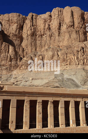 Il tempio mortuario della prima donna faraone hatshepsut, parte di hatshepsut tempio complesso a Deir el-Bahari sulla sponda ovest del Nilo a th Foto Stock