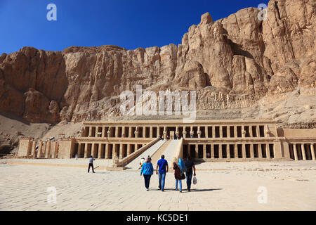 Il tempio mortuario della prima donna faraone hatshepsut, parte di hatshepsut tempio complesso a Deir el-Bahari sulla sponda ovest del Nilo a th Foto Stock