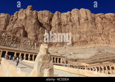 Il tempio mortuario della prima donna faraone hatshepsut, parte di hatshepsut tempio complesso a Deir el-Bahari sulla sponda ovest del Nilo a th Foto Stock