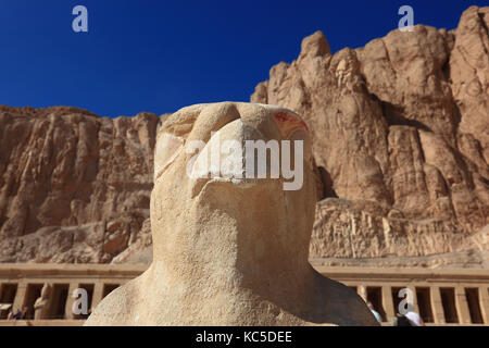 Il tempio mortuario della prima donna faraone hatshepsut, parte di hatshepsut tempio complesso a Deir el-Bahari sulla sponda ovest del Nilo a th Foto Stock